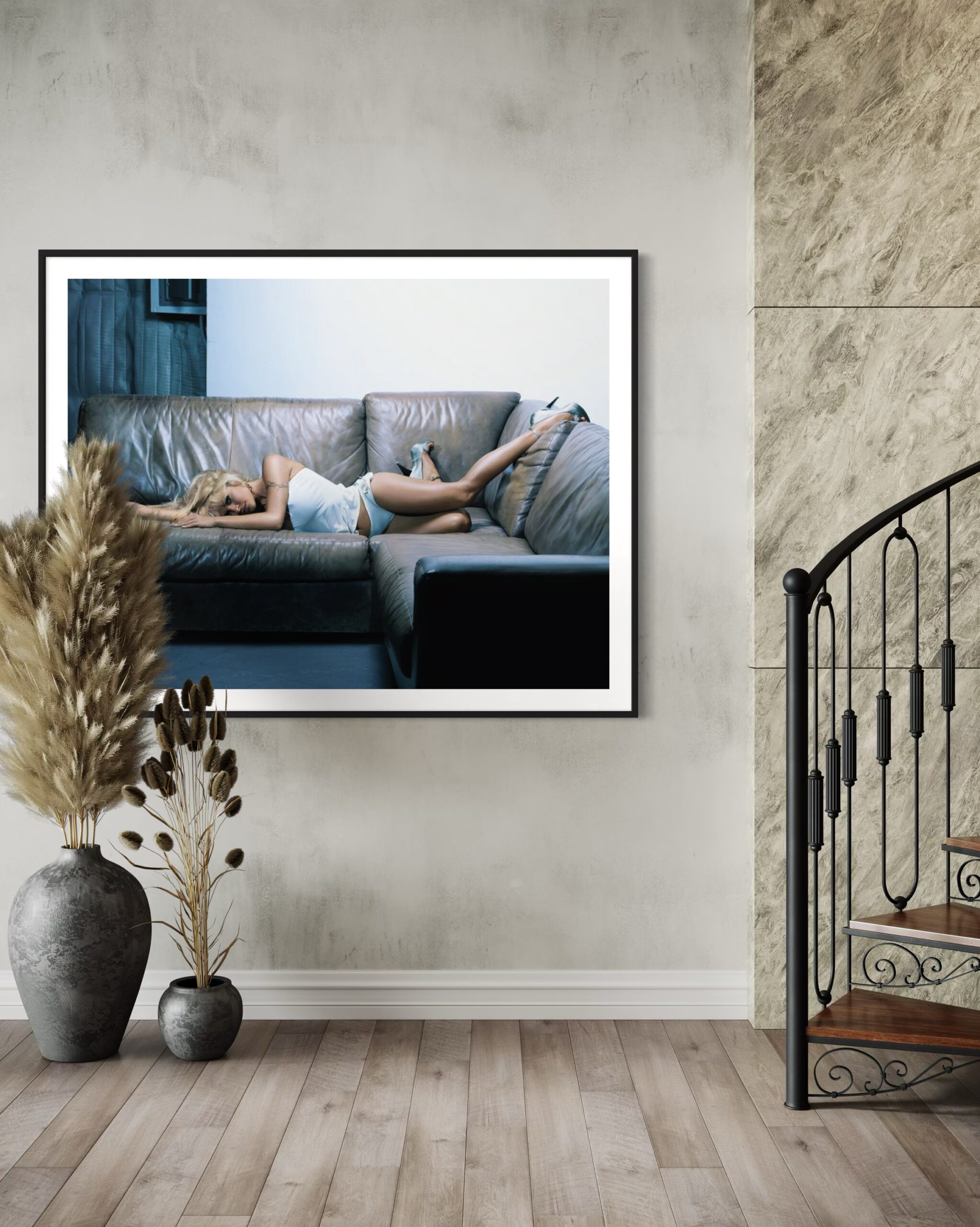 MK - Pamela Anderson Relaxing - Large - 2