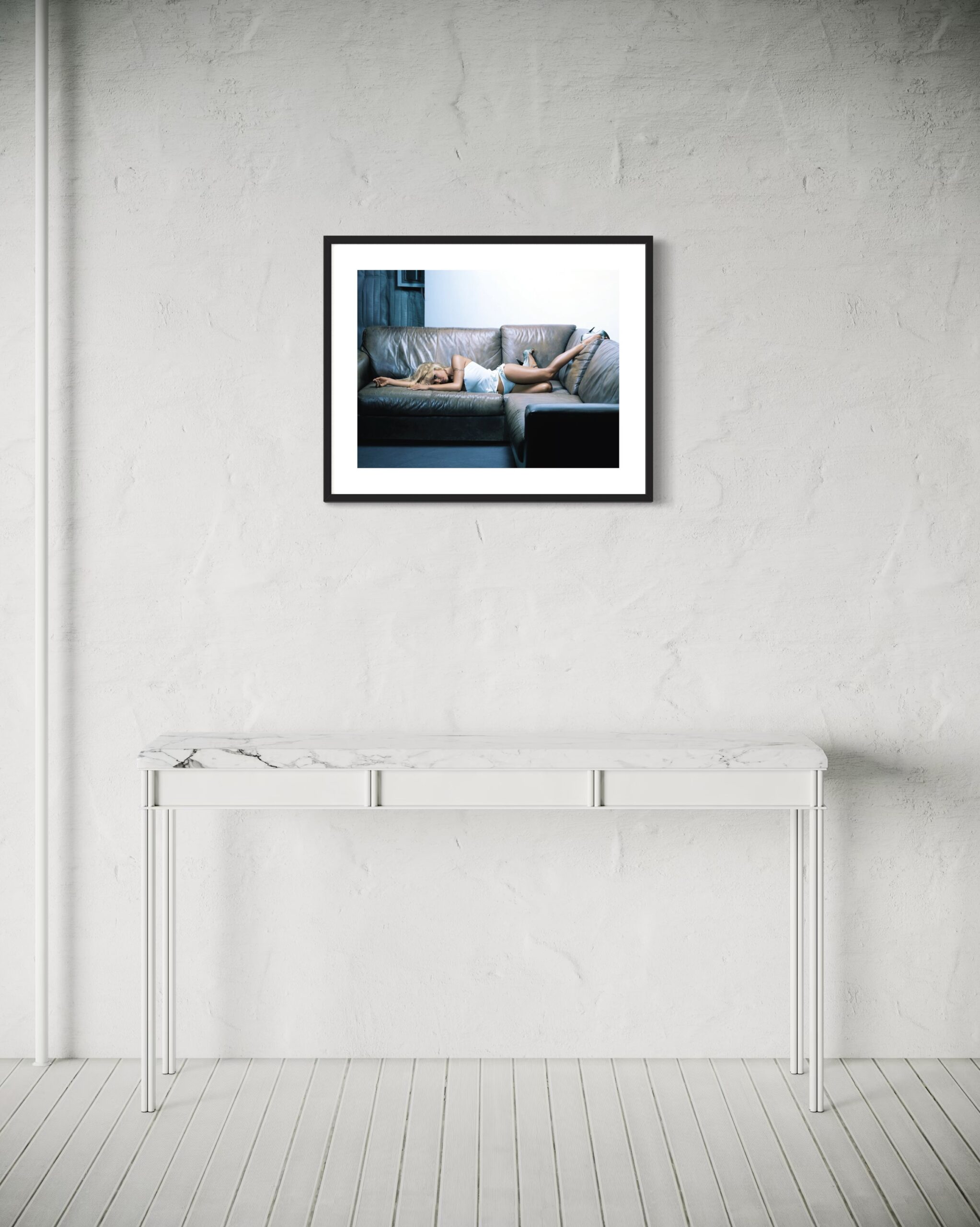 MK - Pamela Anderson Relaxing - Medium - 2