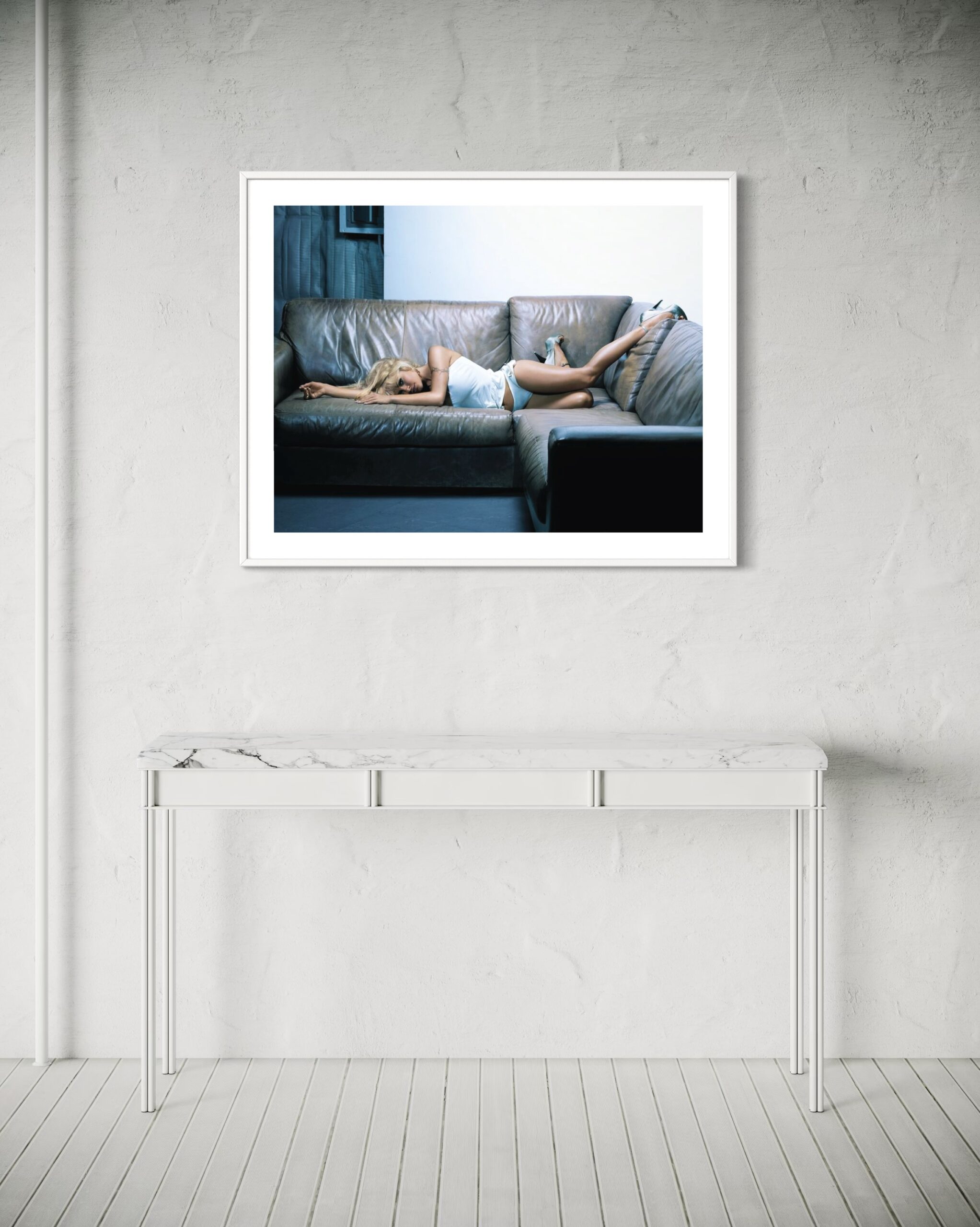 MK - Pamela Anderson Relaxing - Medium - 3